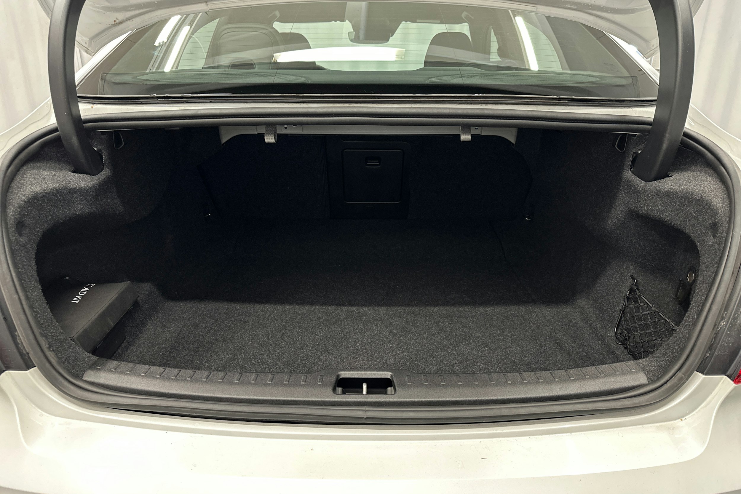 valkoinen Volvo S60 2022 kuva 14.