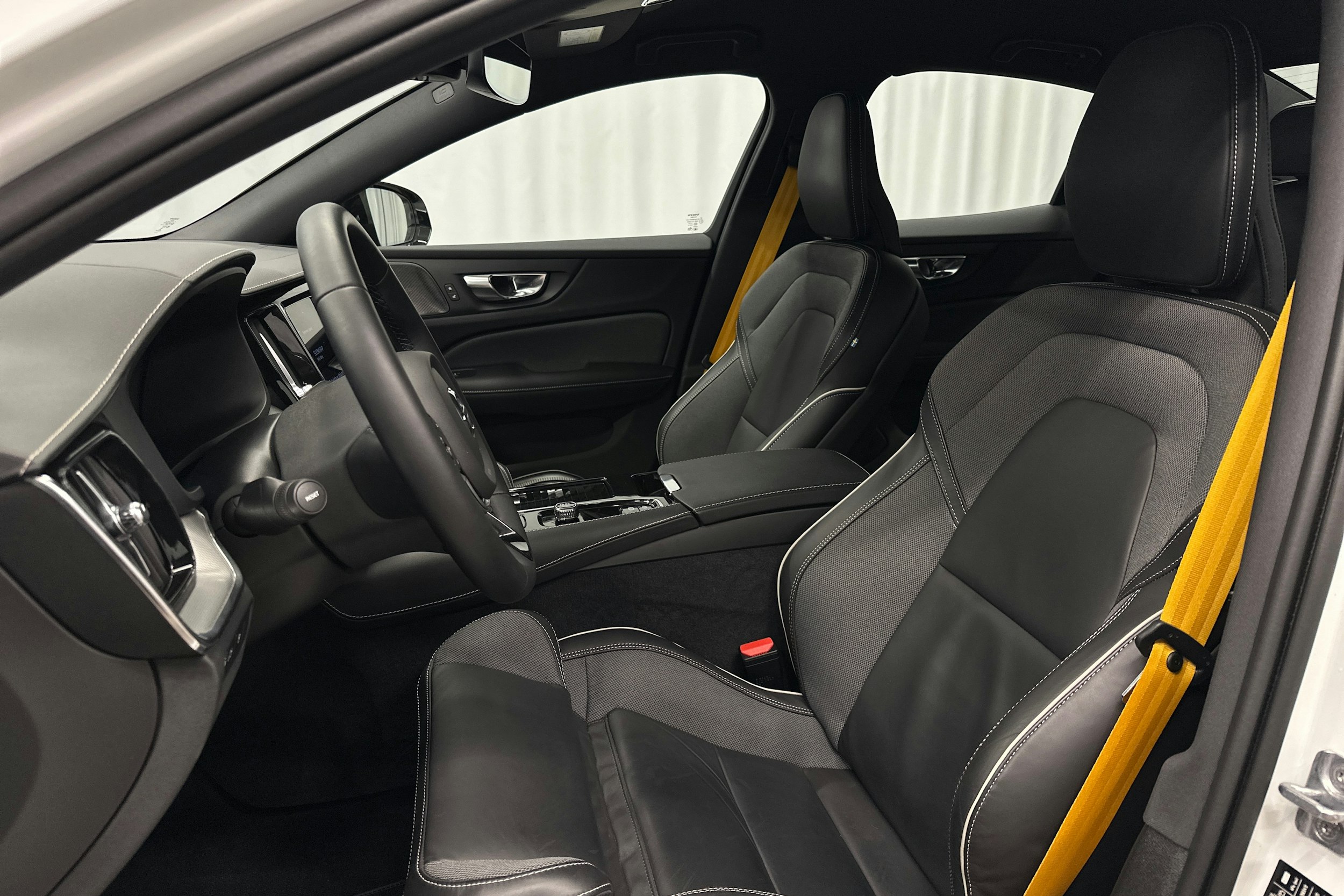 valkoinen Volvo S60 2022 kuva 16.