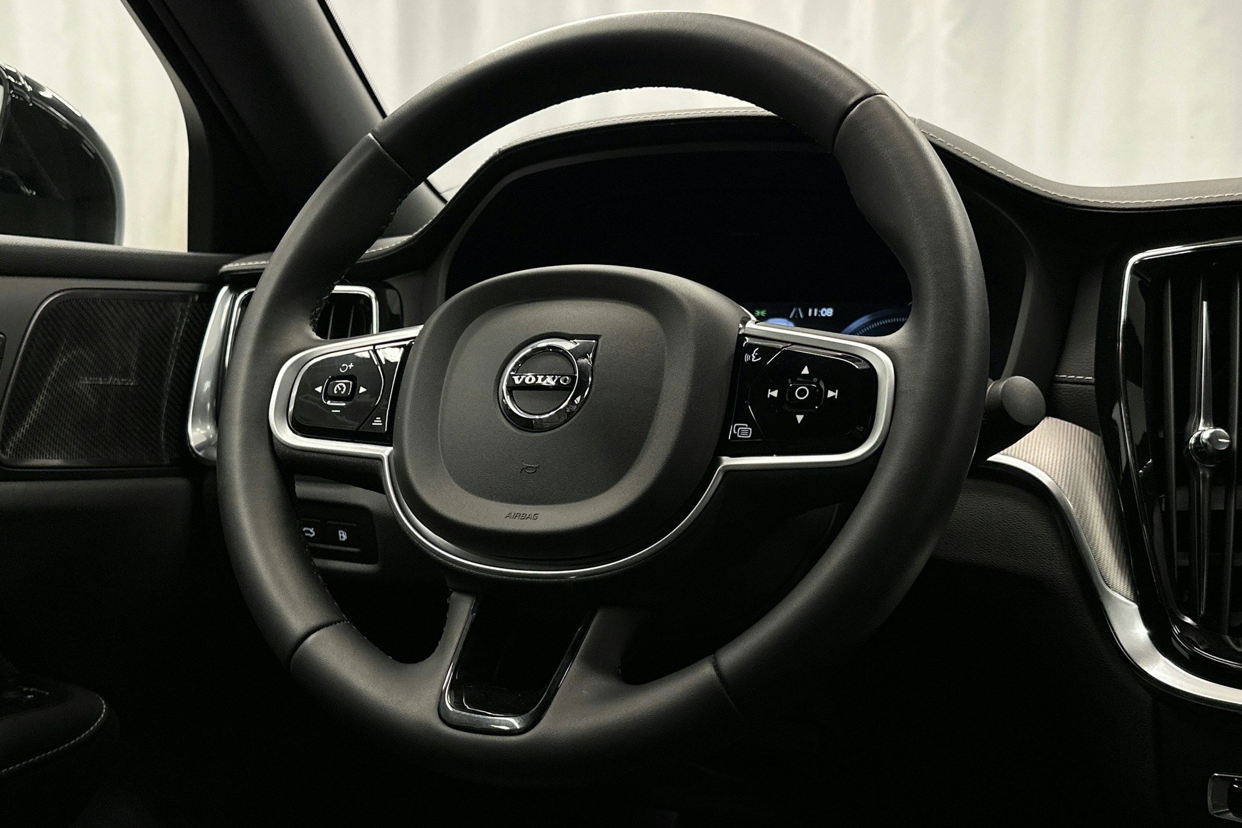 valkoinen Volvo S60 2022 kuva 19.