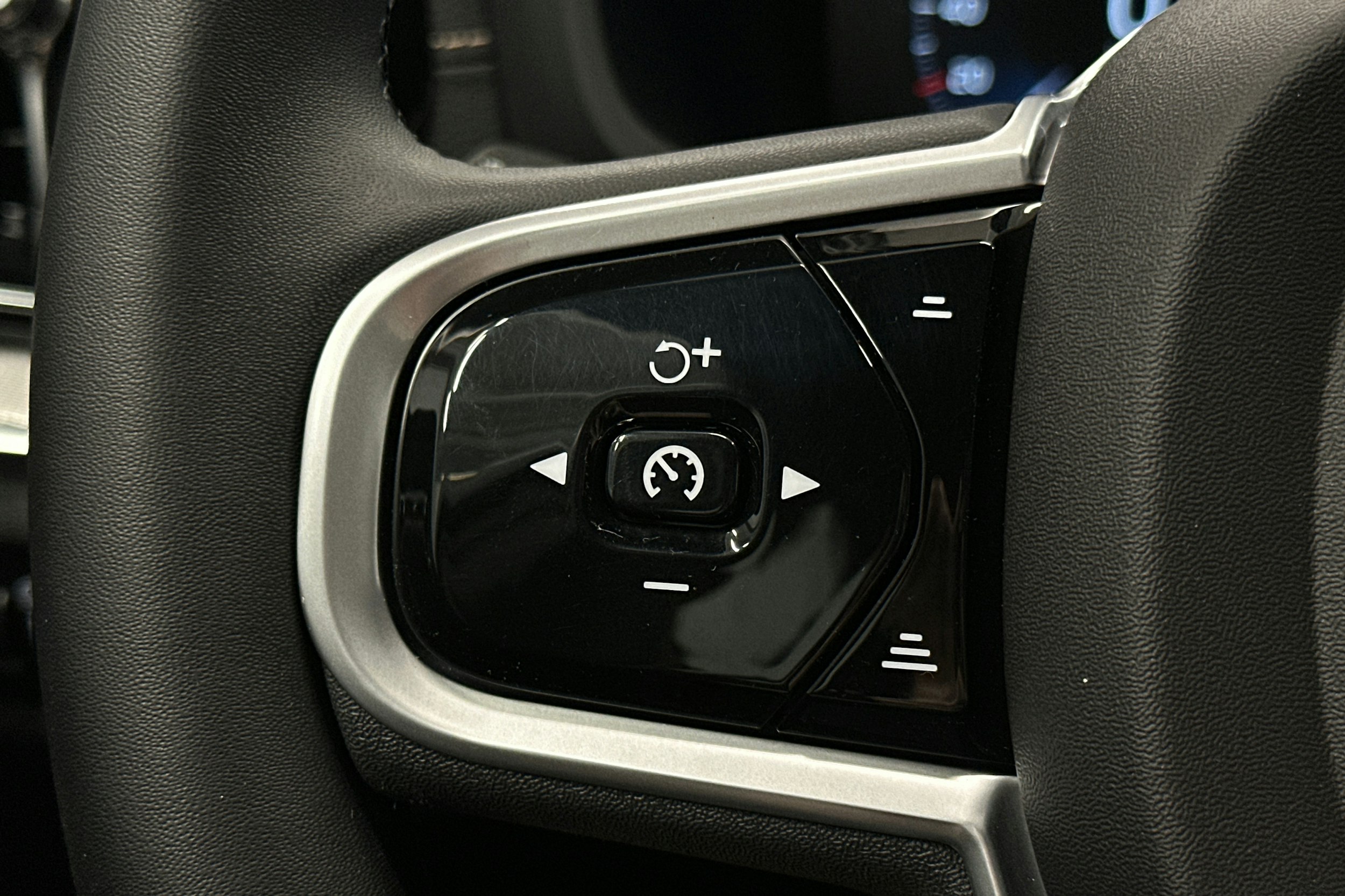 valkoinen Volvo S60 2022 kuva 20.