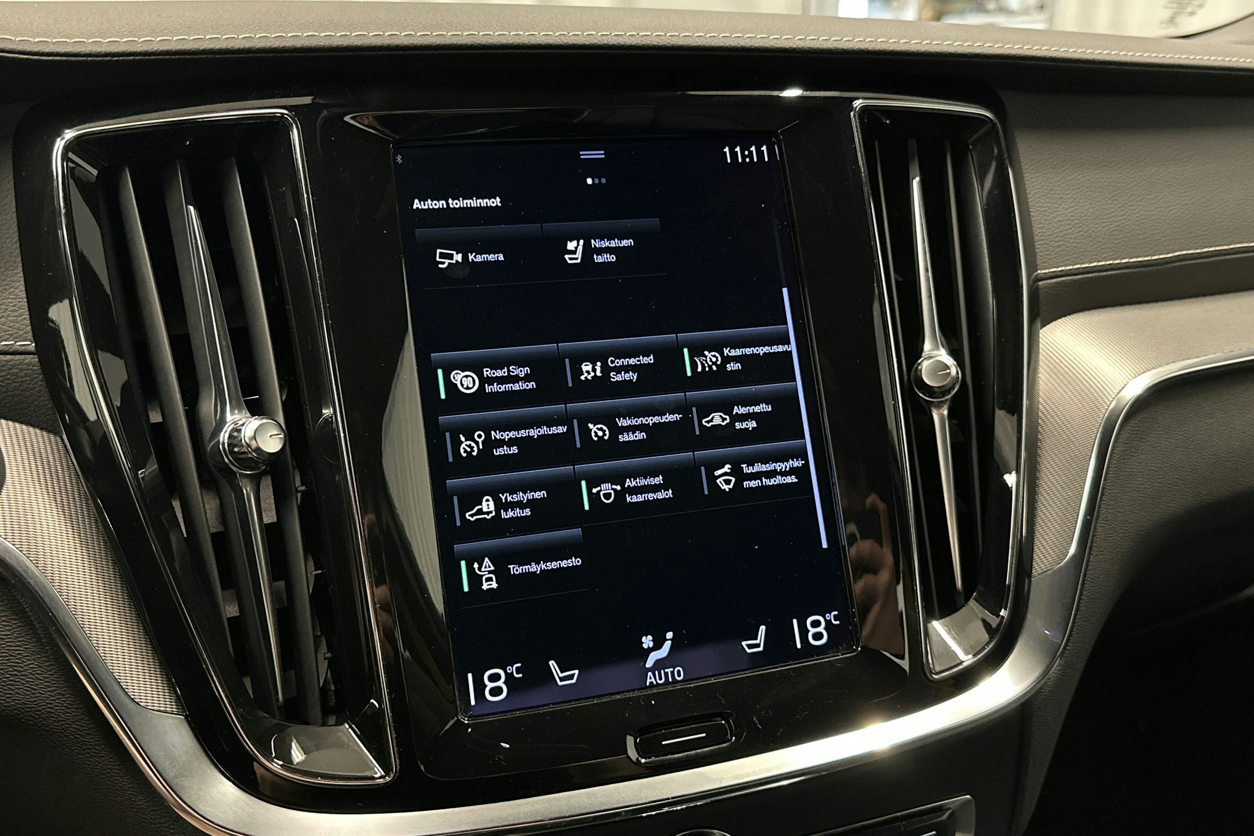 valkoinen Volvo S60 2022 kuva 27.