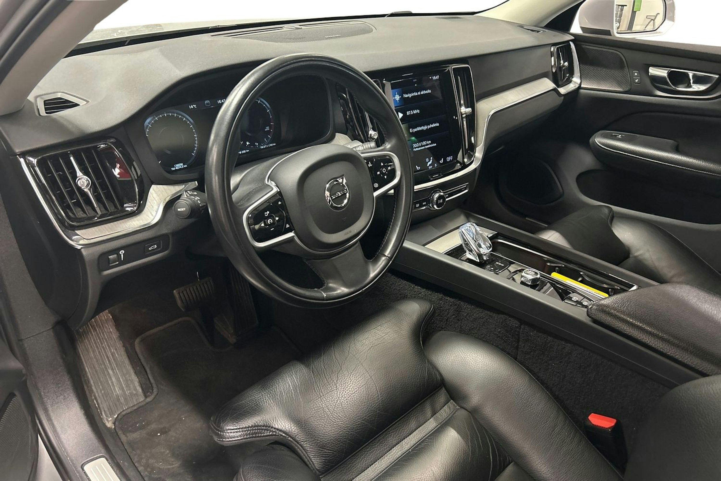 harmaa Volvo S60 2022 kuva 3.