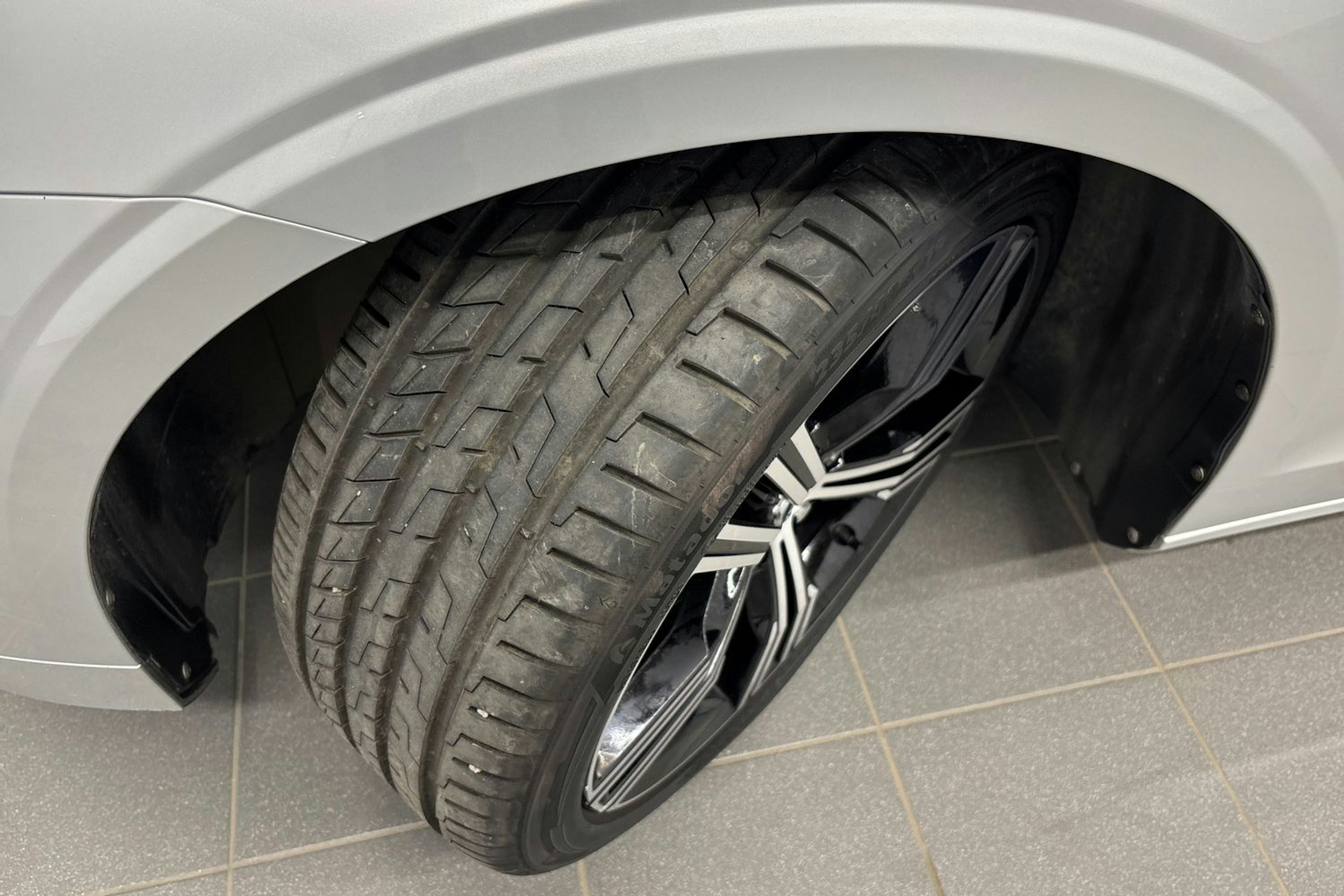 harmaa Volvo S60 2022 kuva 13.