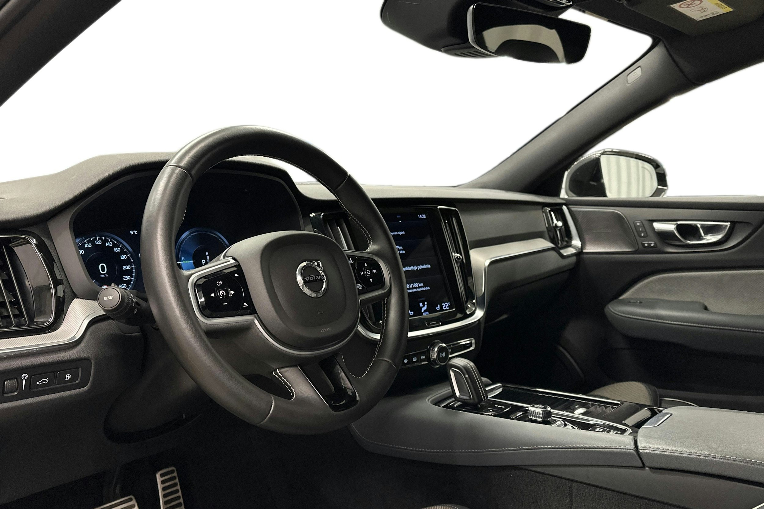 valkoinen Volvo S60 2022 kuva 7.