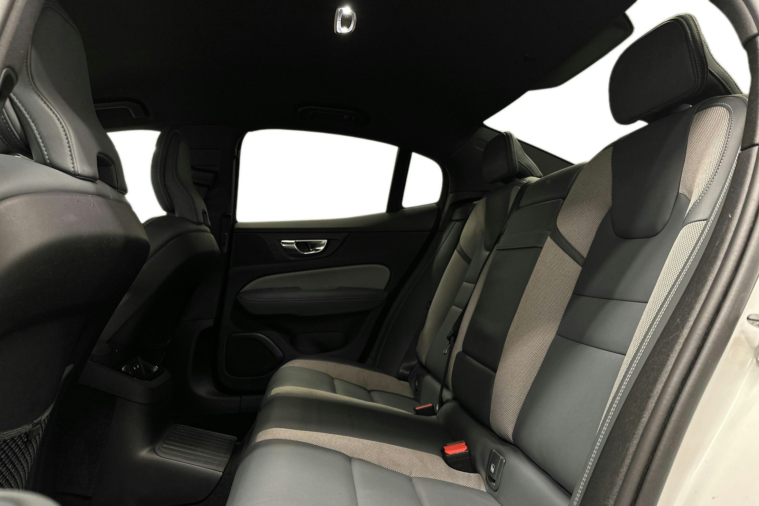 valkoinen Volvo S60 2022 kuva 10.