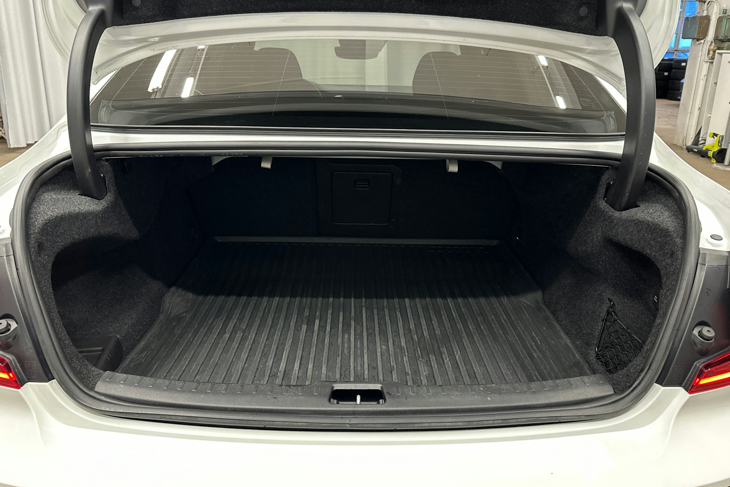 valkoinen Volvo S60 2022 kuva 14.