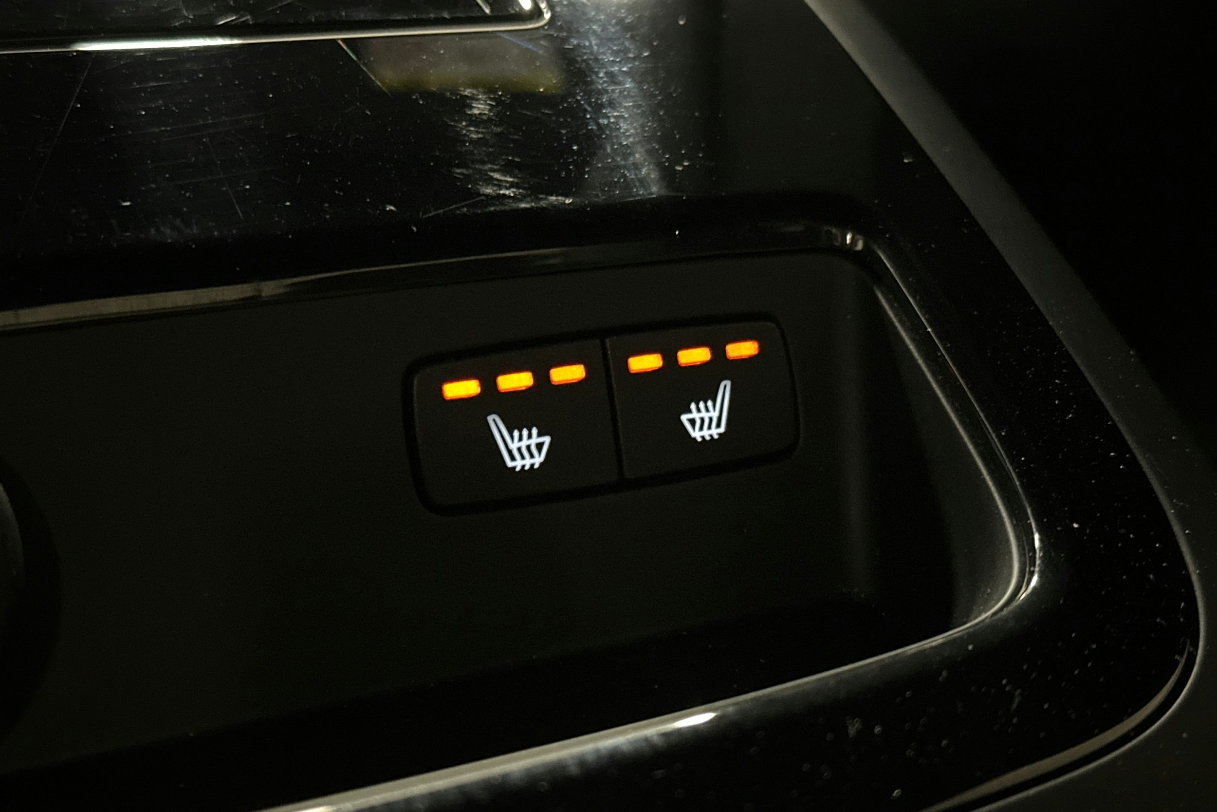 valkoinen Volvo S60 2022 kuva 15.