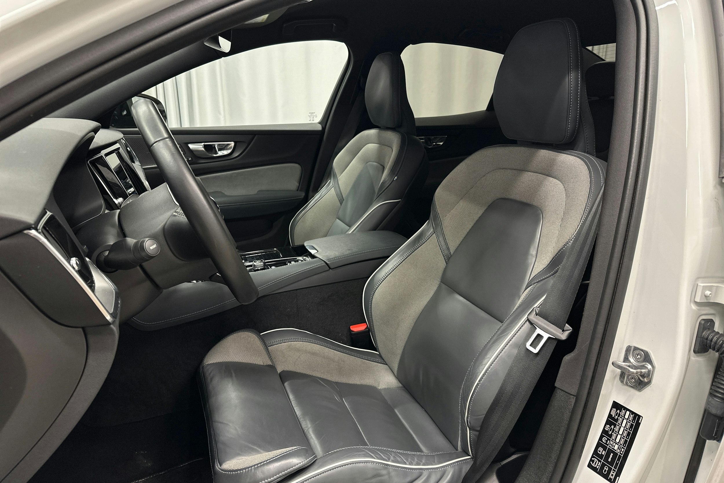 valkoinen Volvo S60 2022 kuva 16.