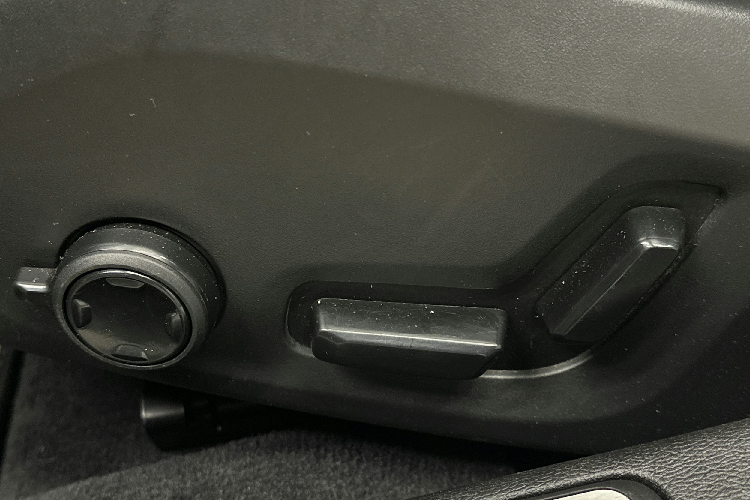 valkoinen Volvo S60 2022 kuva 17.