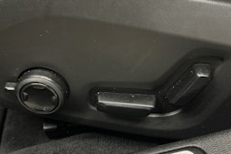 valkoinen Volvo S60 2022 kuva 17.