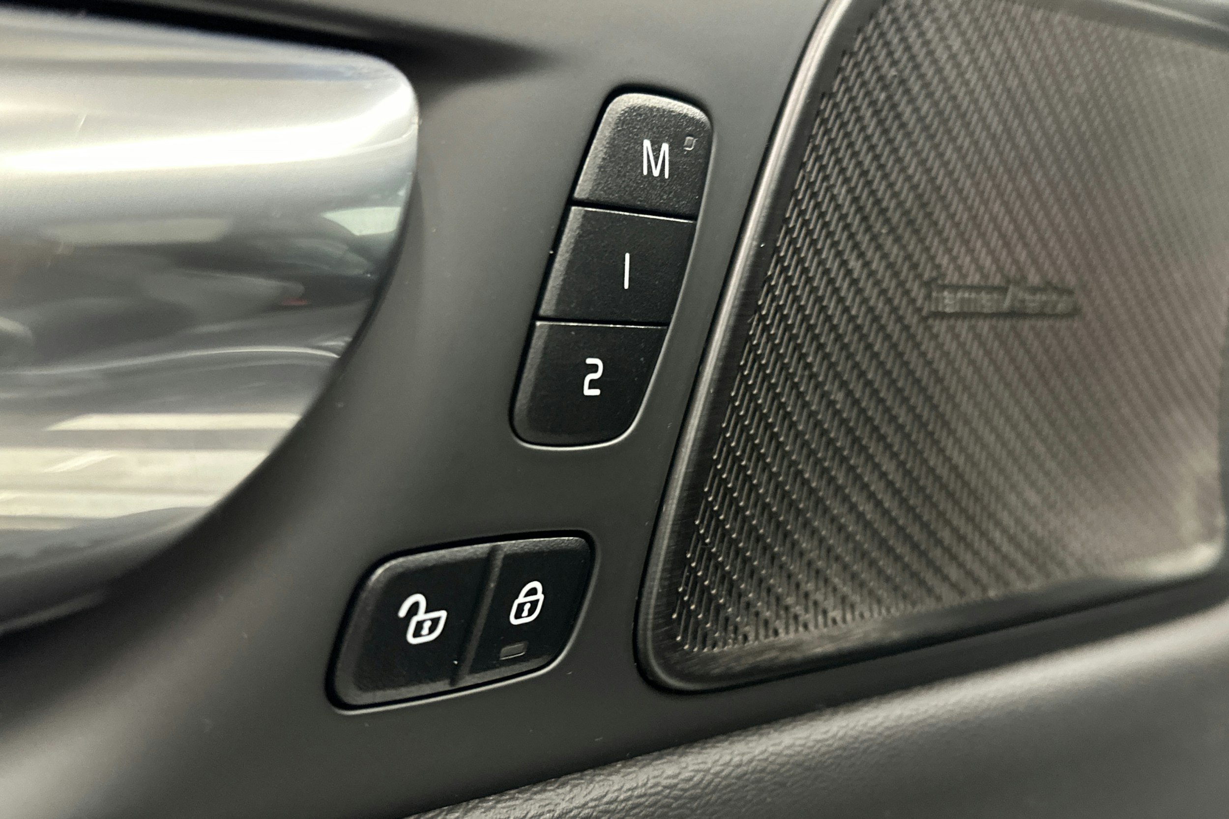 valkoinen Volvo S60 2022 kuva 18.