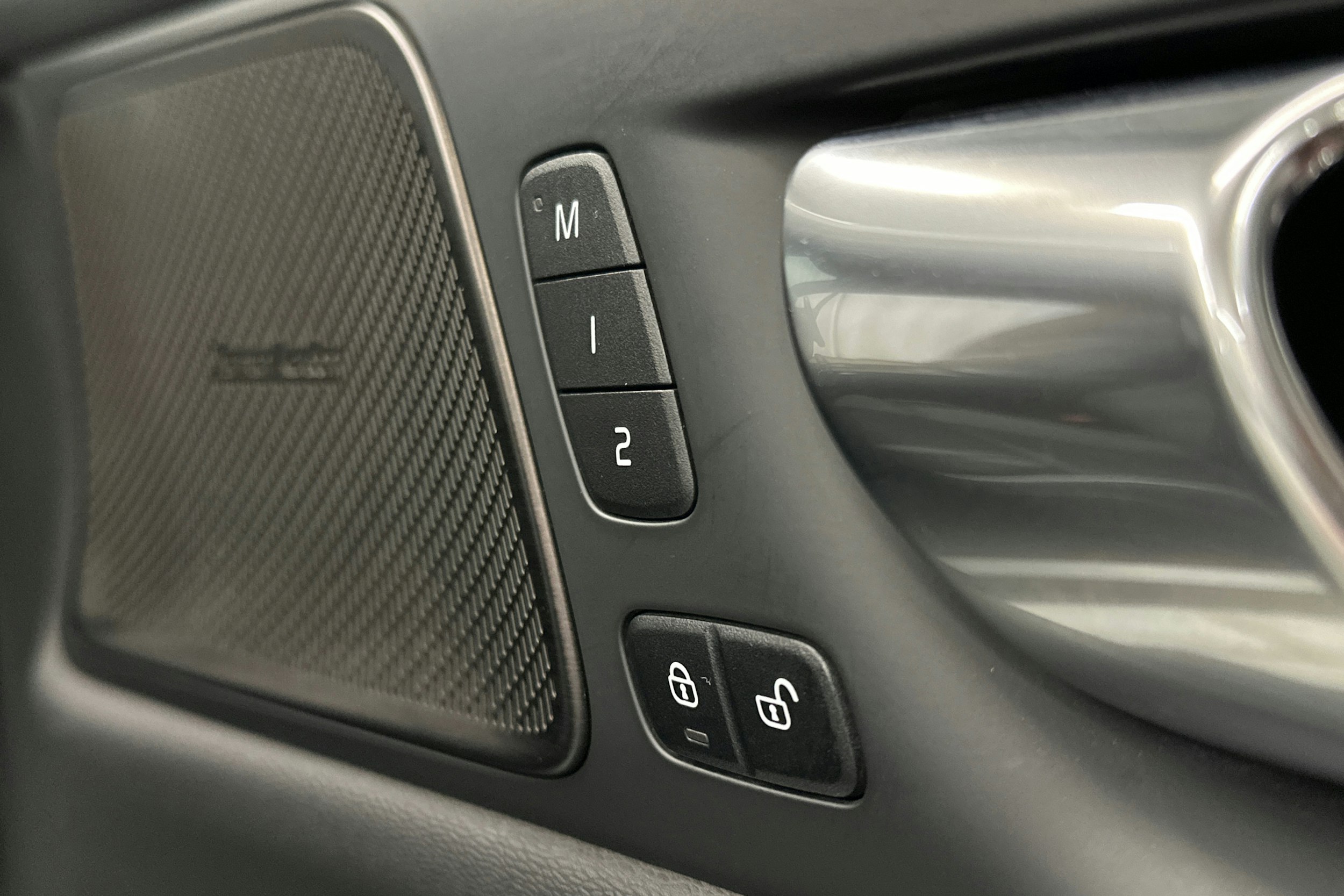 valkoinen Volvo S60 2022 kuva 20.