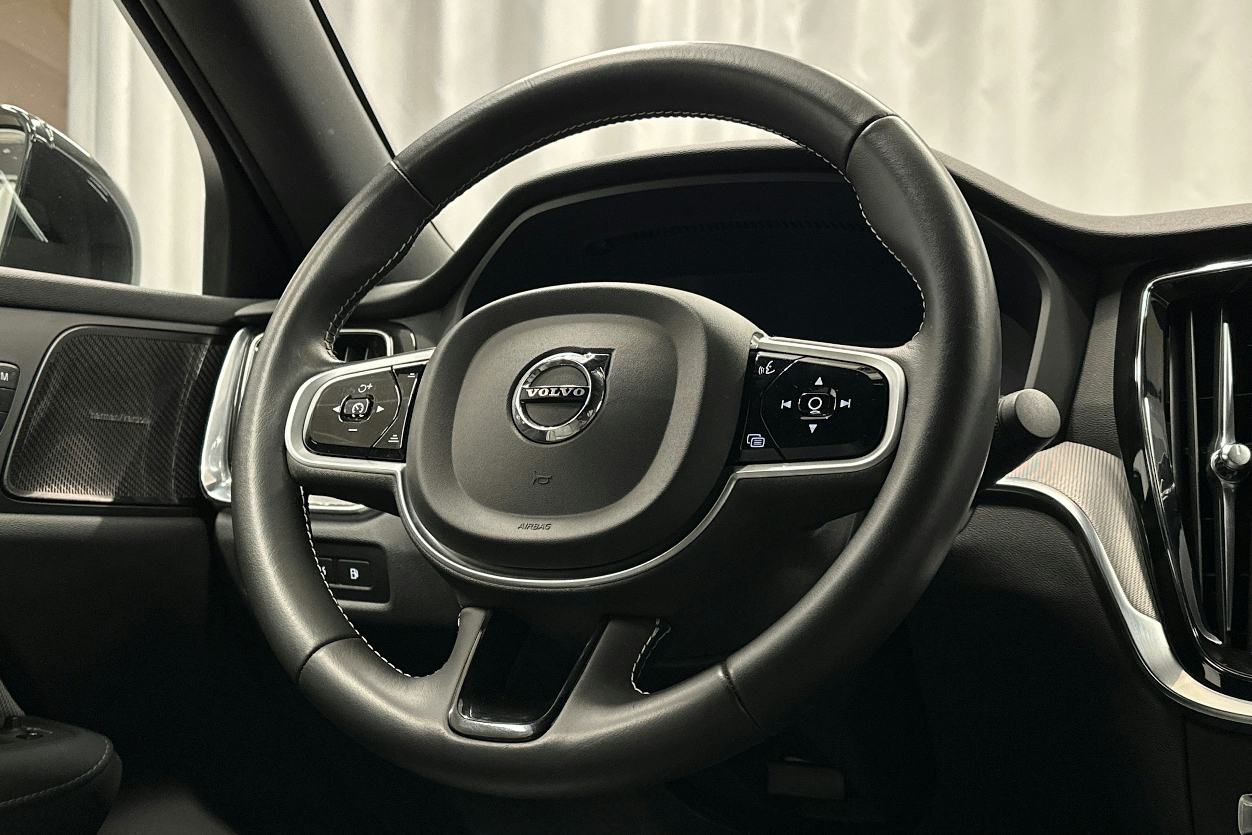 valkoinen Volvo S60 2022 kuva 21.