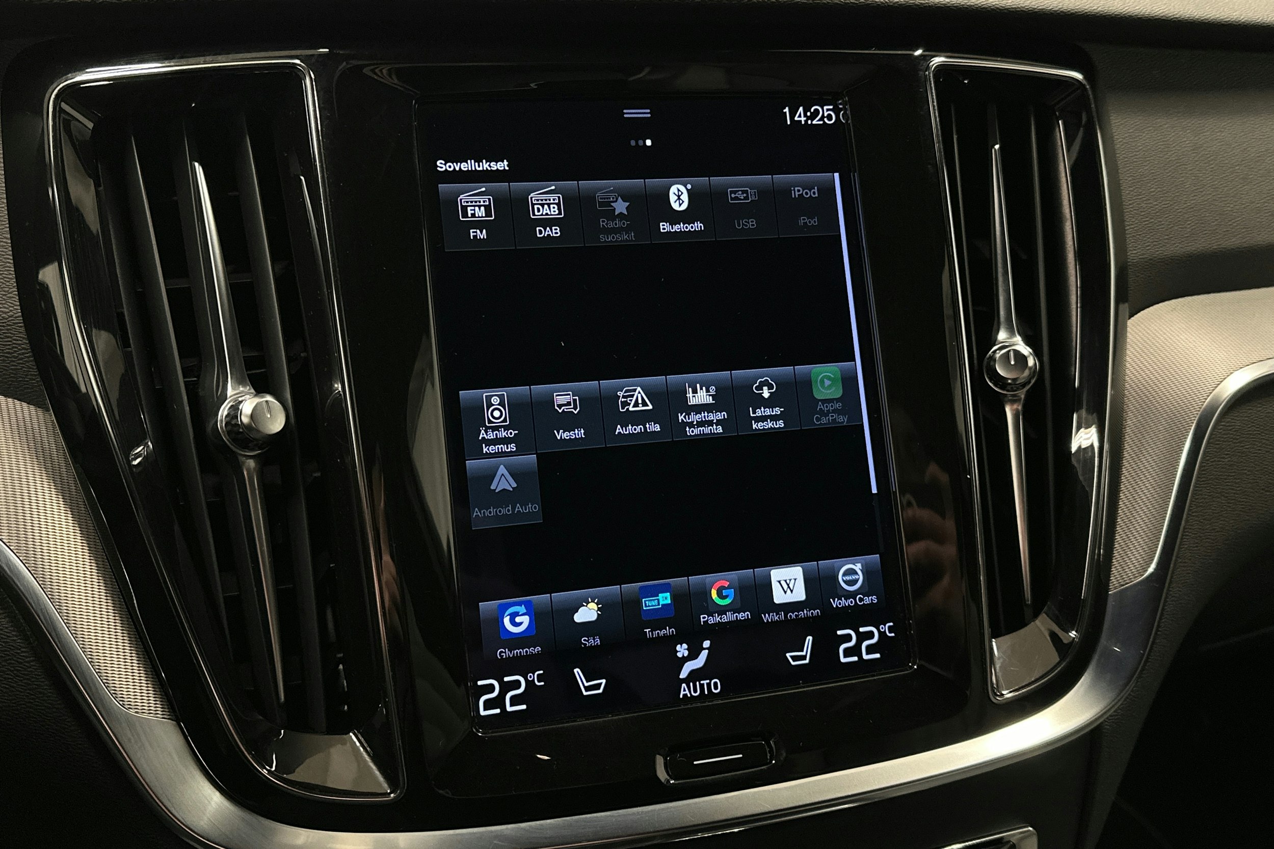 valkoinen Volvo S60 2022 kuva 25.