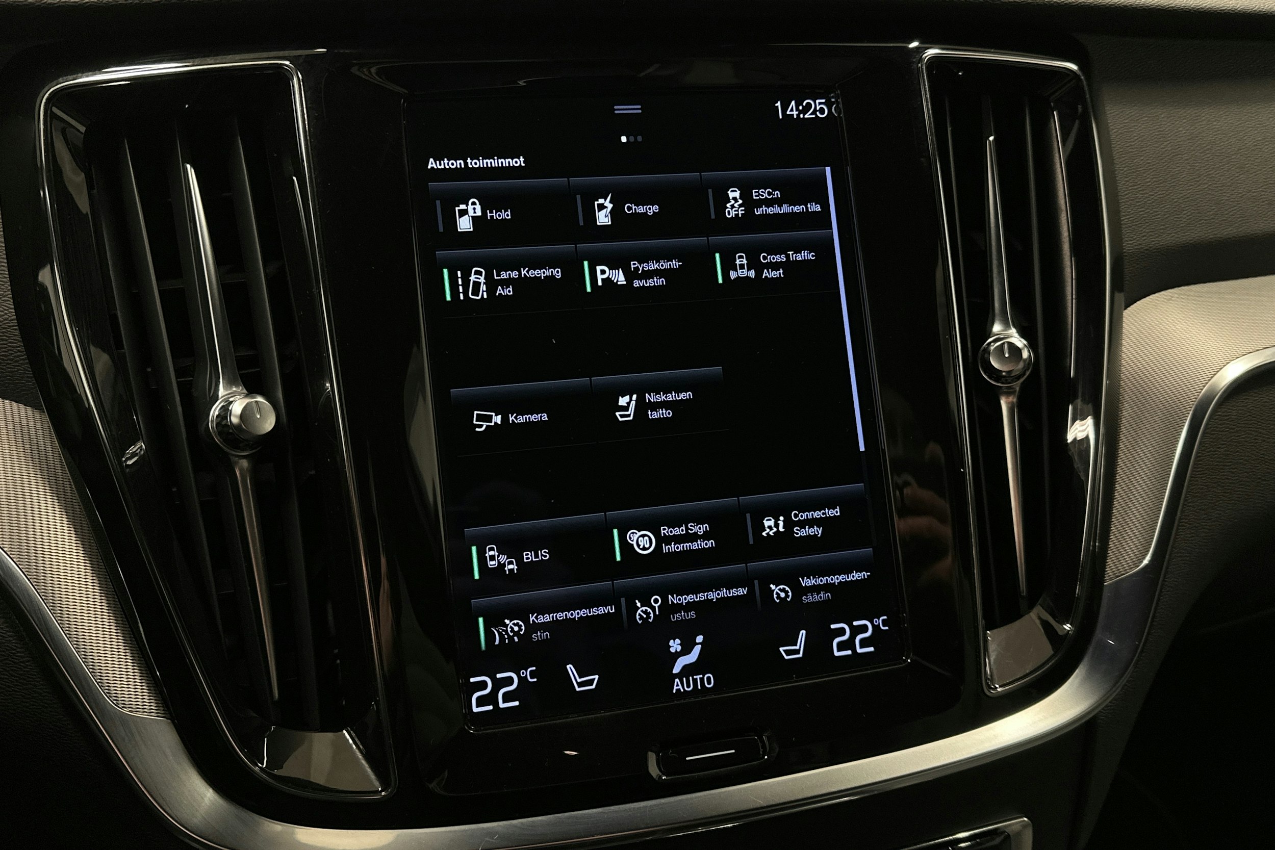 valkoinen Volvo S60 2022 kuva 27.