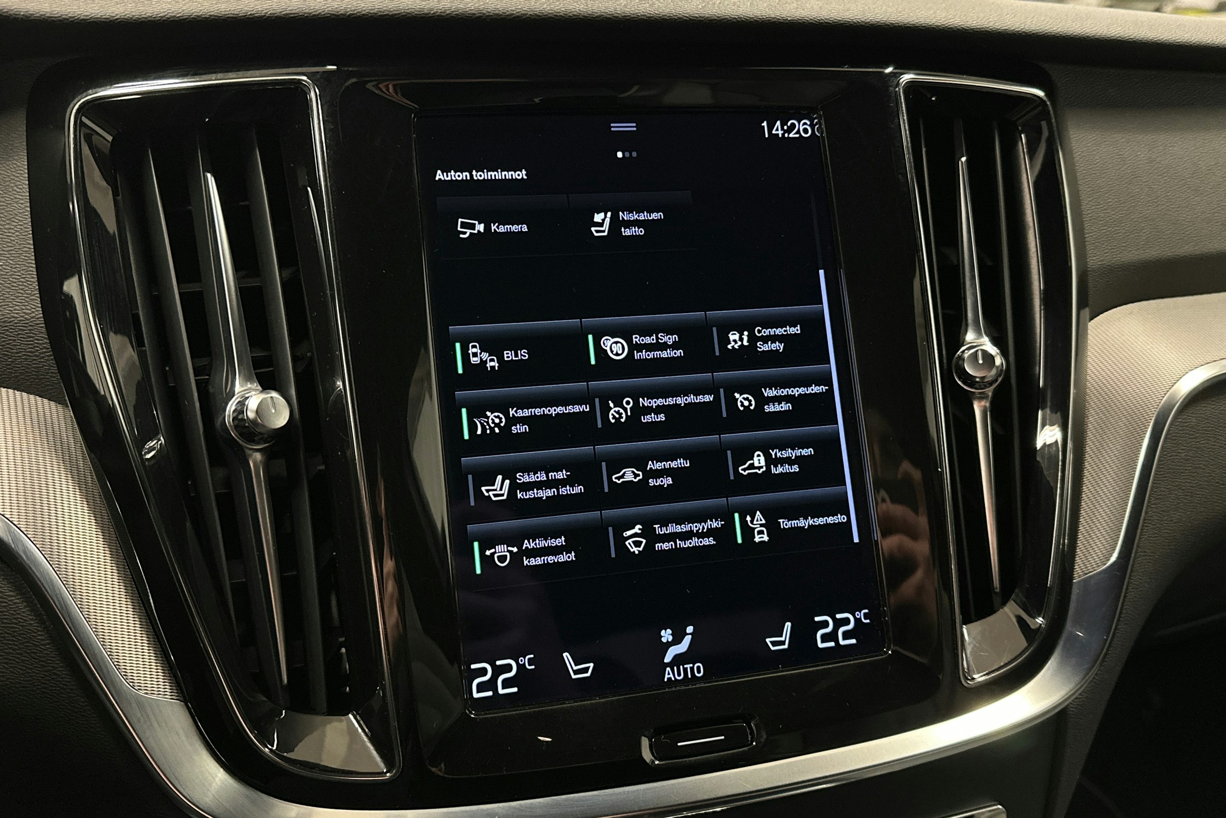 valkoinen Volvo S60 2022 kuva 28.