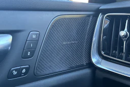 musta Volvo S60 2023 kuva 7.