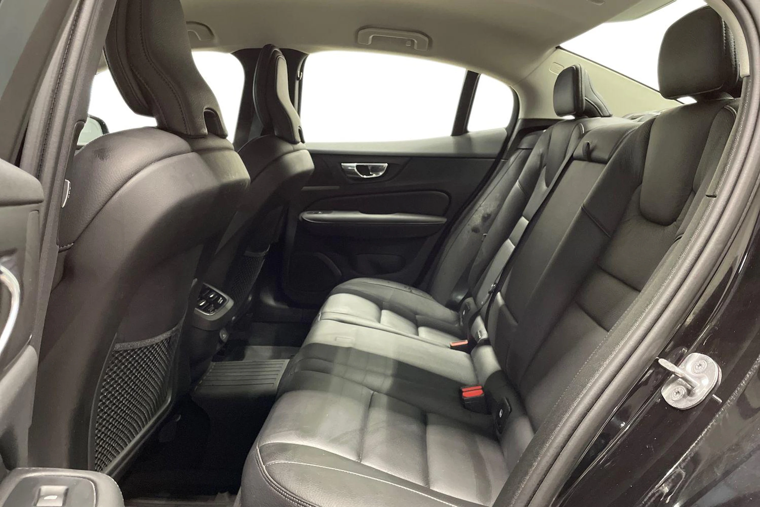 musta Volvo S60 2023 kuva 8.