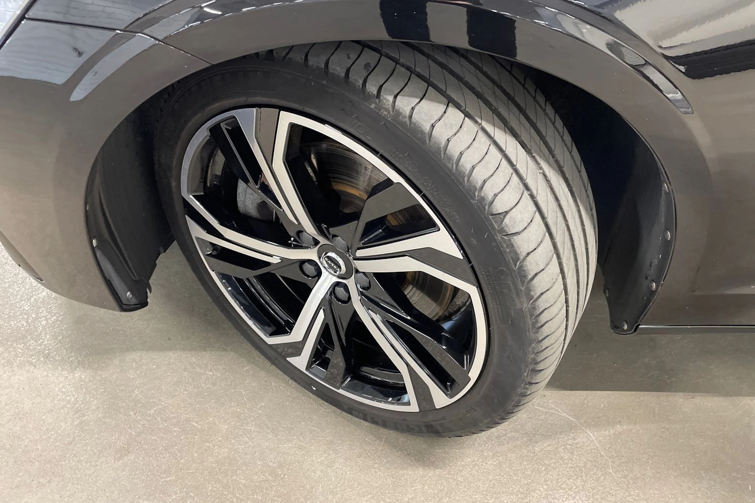 musta Volvo S60 2023 kuva 10.