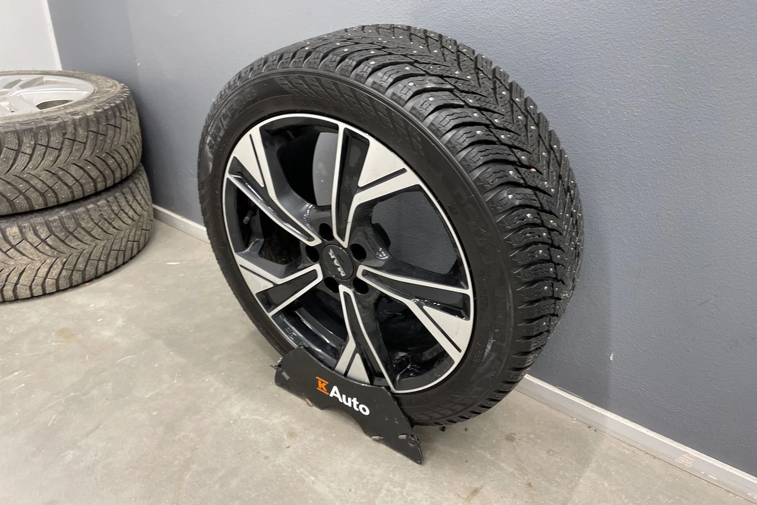 musta Volvo S60 2023 kuva 11.
