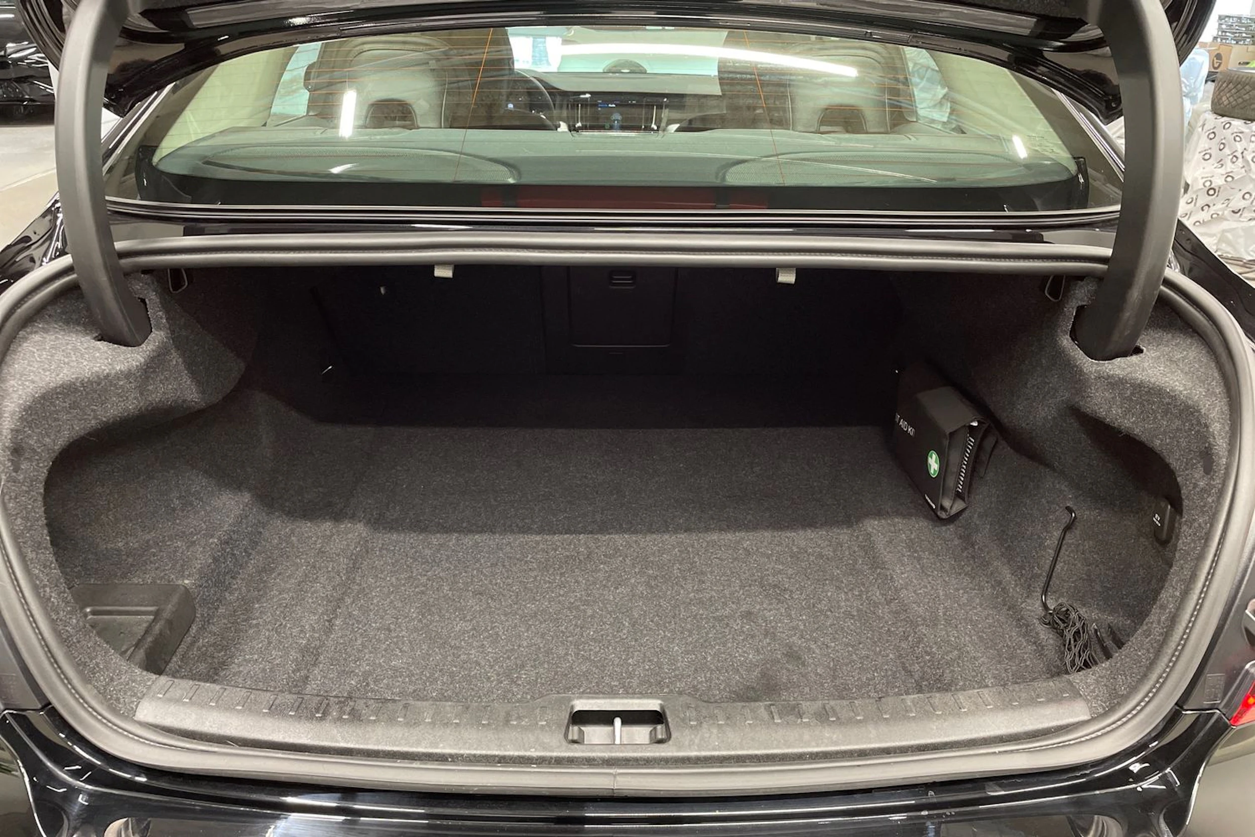 musta Volvo S60 2023 kuva 12.