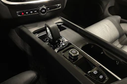 musta Volvo S60 2023 kuva 17.