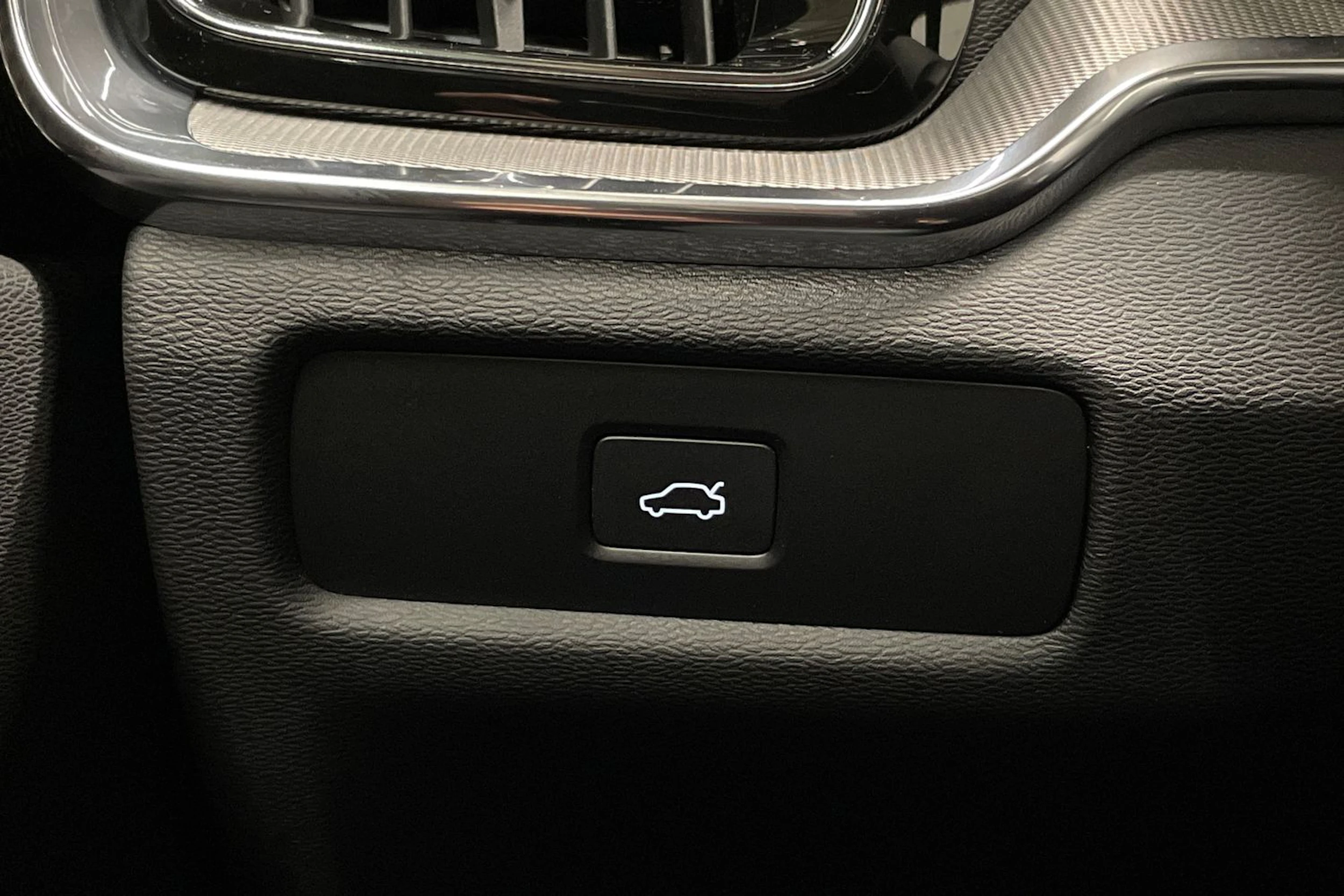 musta Volvo S60 2023 kuva 18.