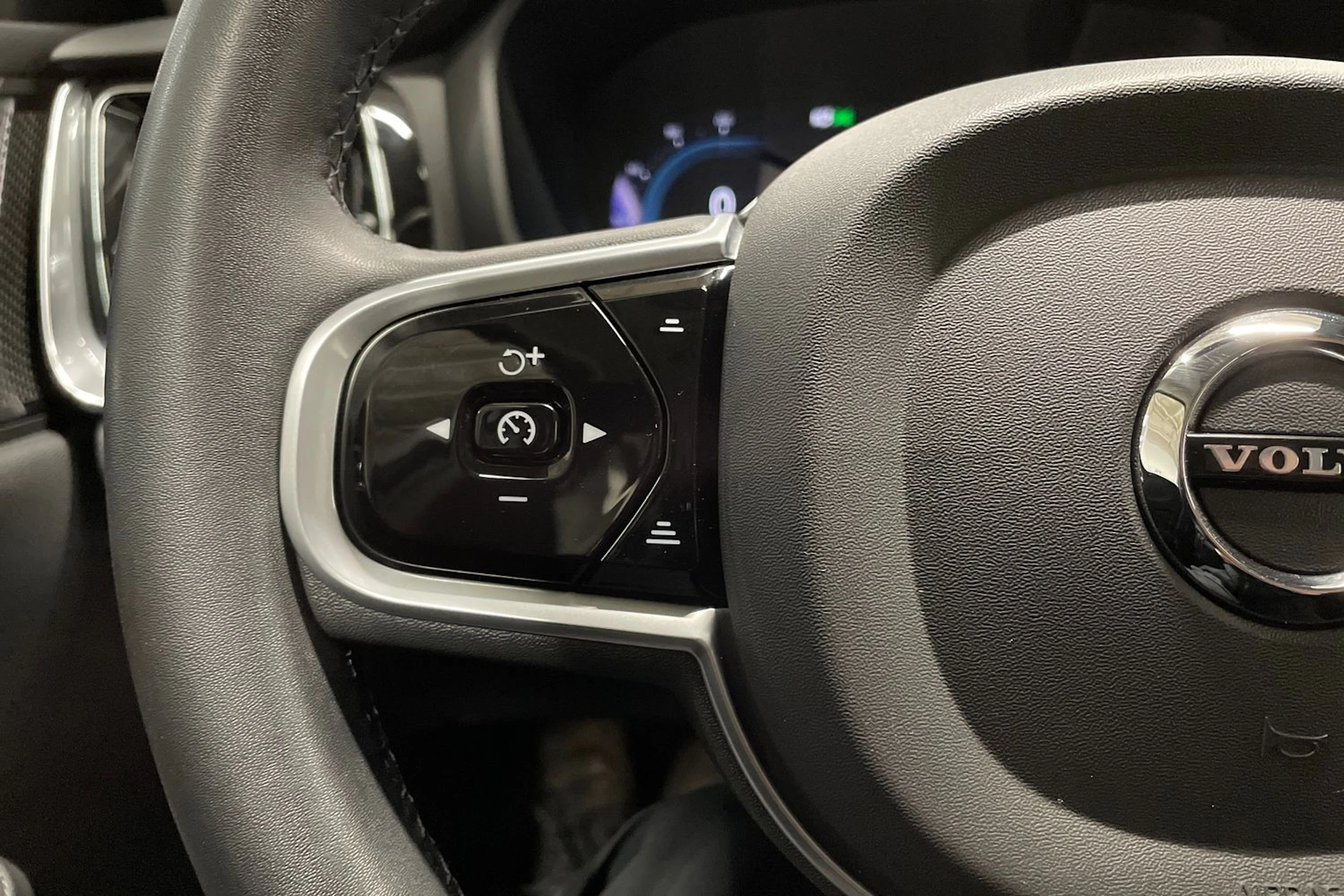 musta Volvo S60 2023 kuva 19.