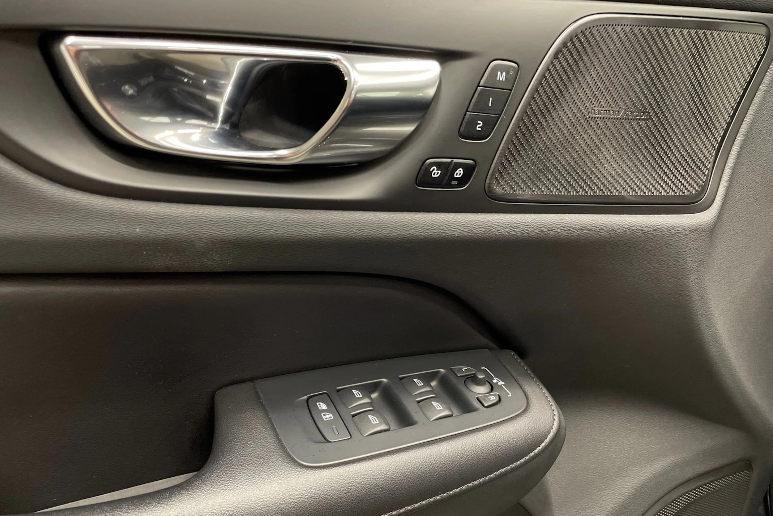 musta Volvo S60 2023 kuva 21.