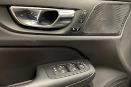musta Volvo S60 2023 kuva 21.