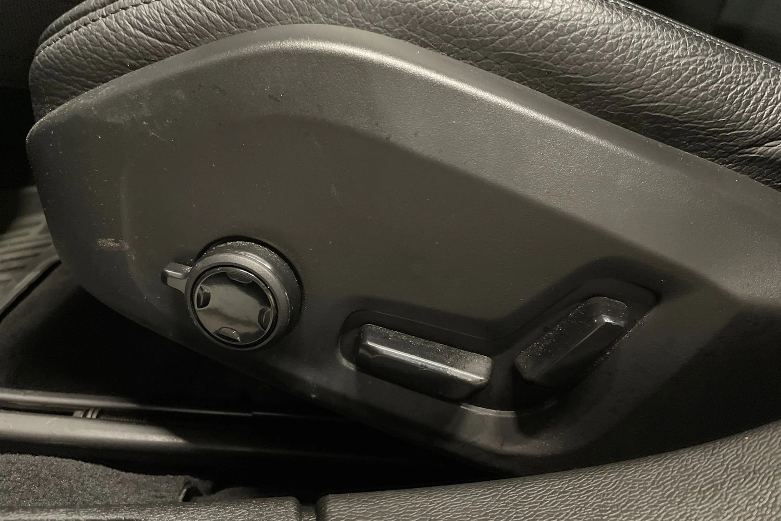 musta Volvo S60 2023 kuva 22.