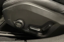musta Volvo S60 2023 kuva 22.