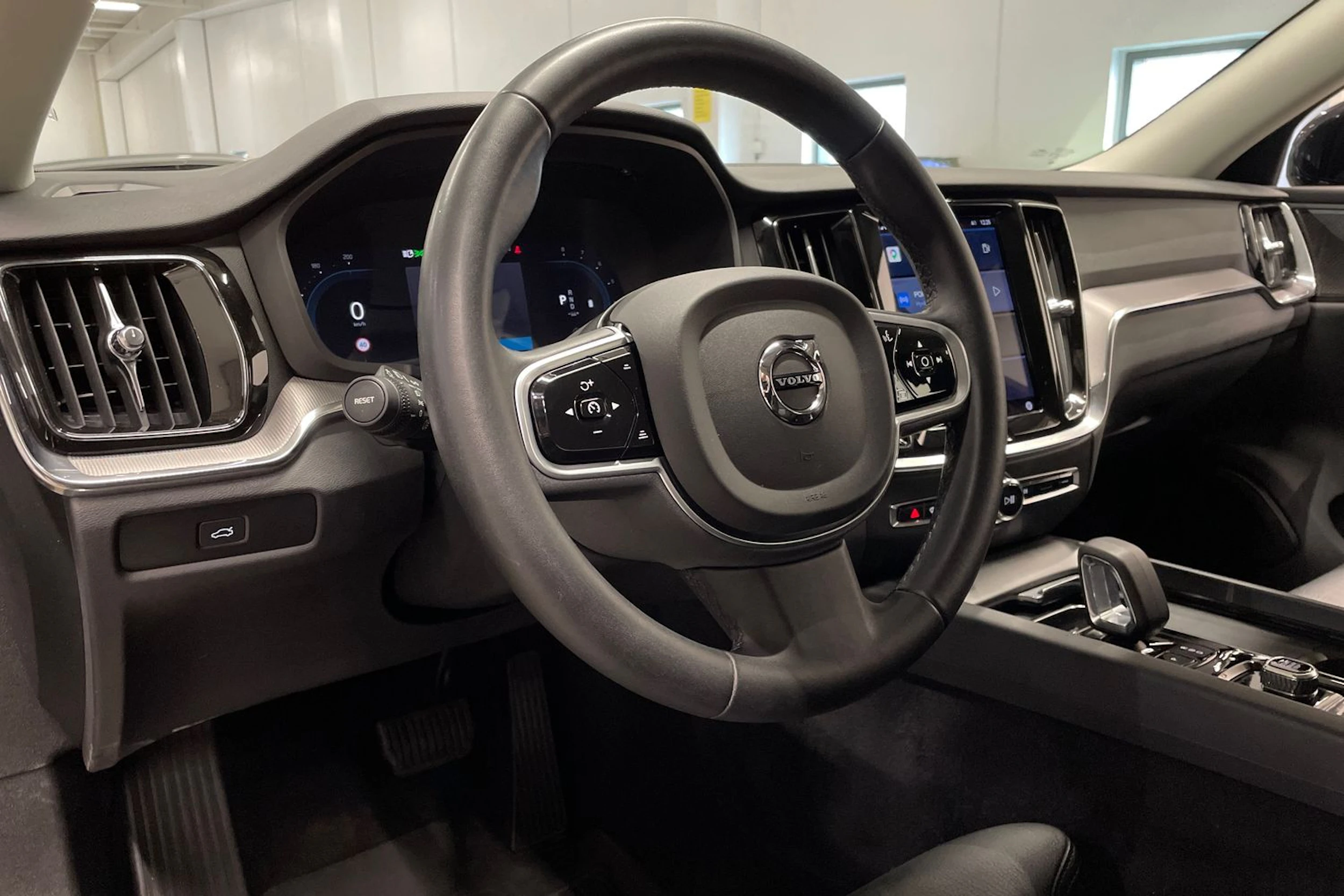 musta Volvo S60 2023 kuva 23.