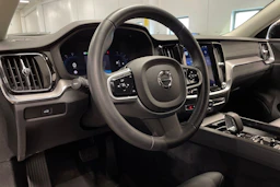 musta Volvo S60 2023 kuva 23.