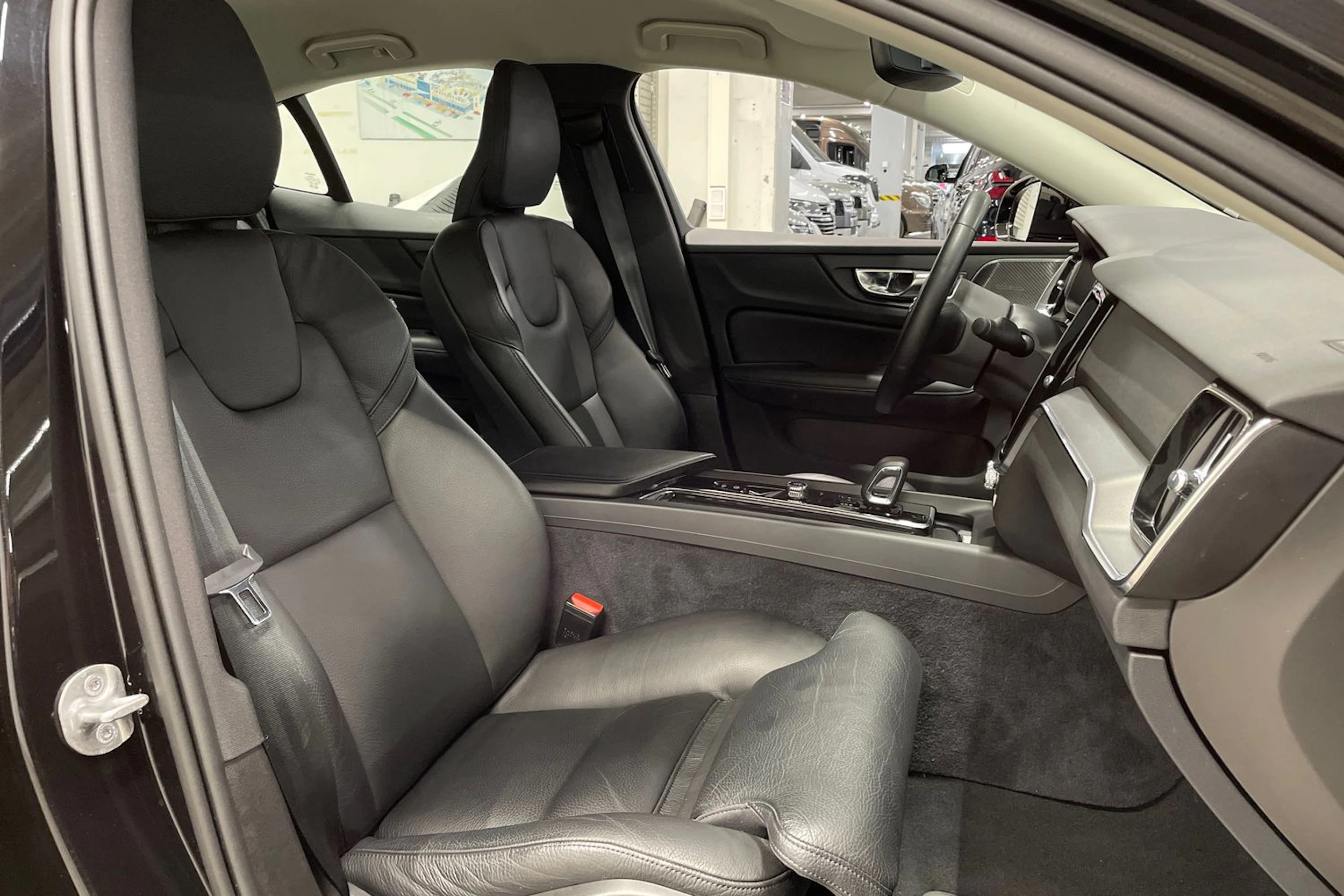 musta Volvo S60 2023 kuva 24.