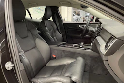 musta Volvo S60 2023 kuva 24.