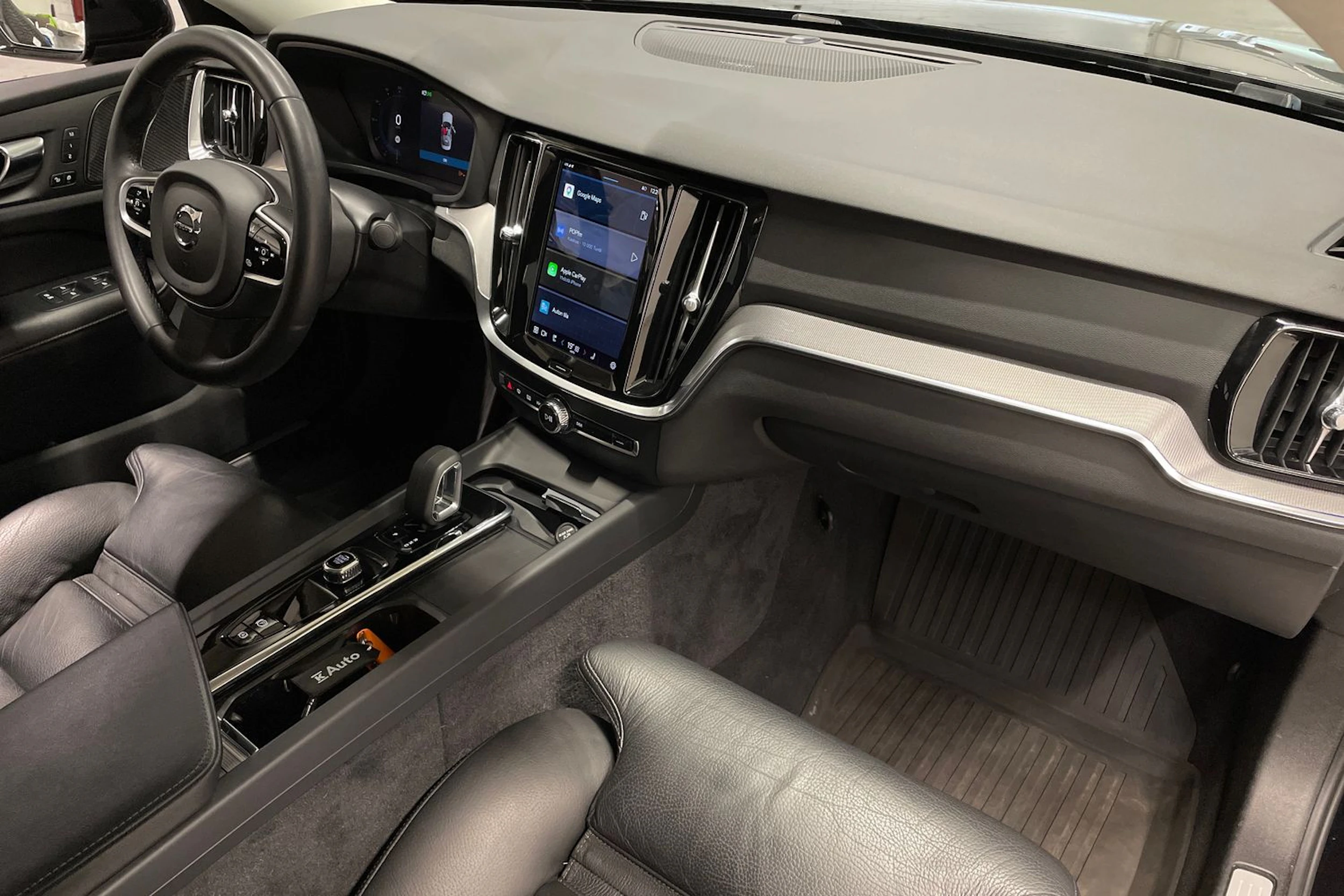 musta Volvo S60 2023 kuva 25.