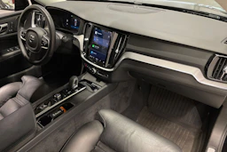musta Volvo S60 2023 kuva 25.