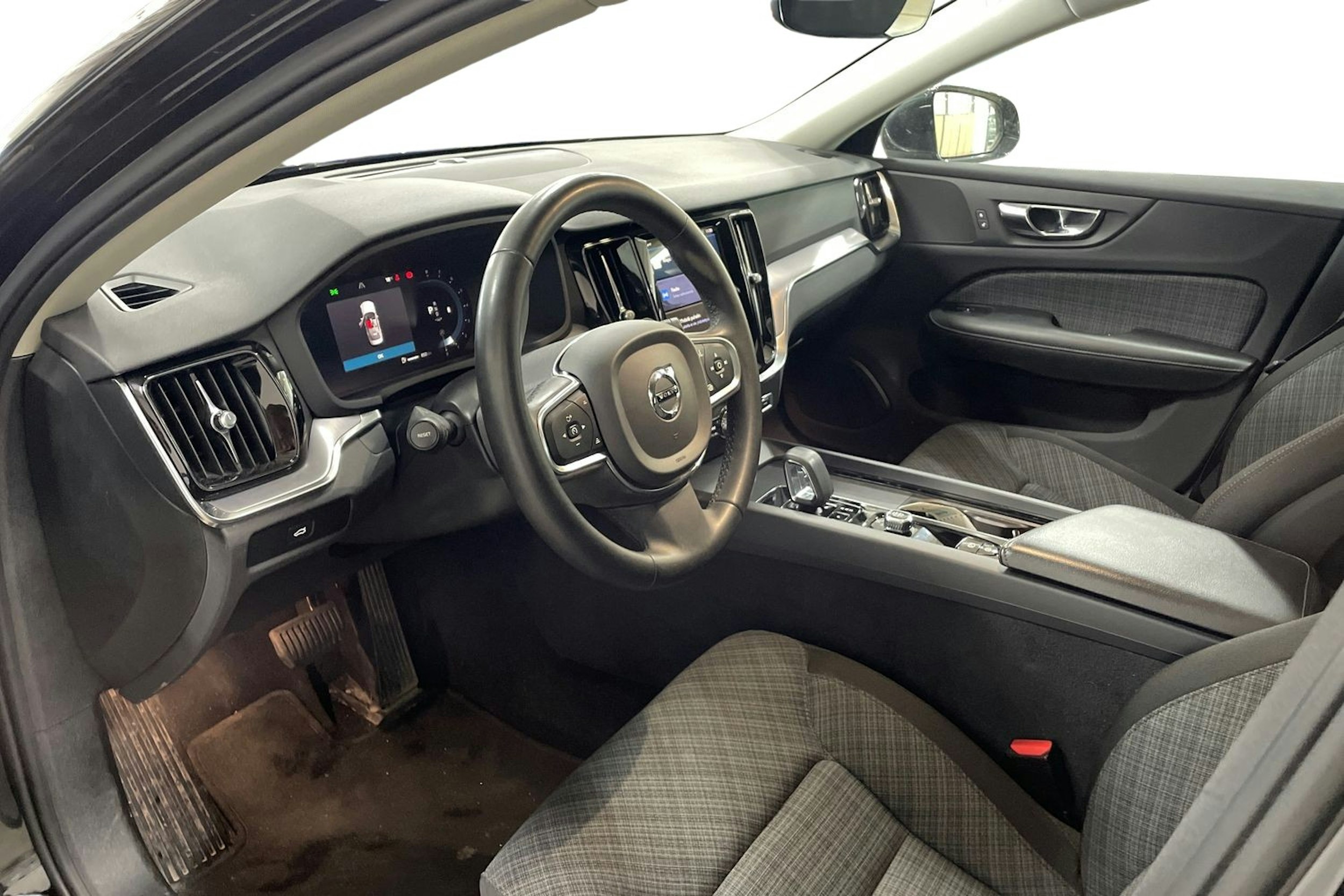 Musta Volvo S60 2023 kuva 7.