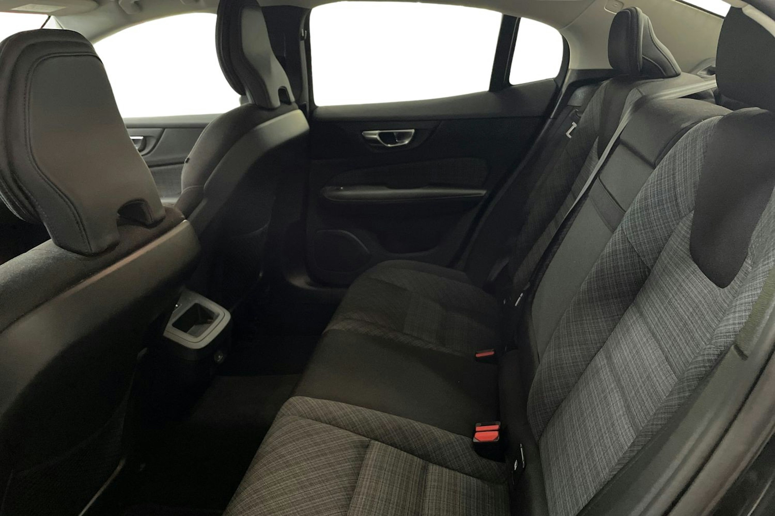 Musta Volvo S60 2023 kuva 10.