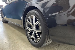 Musta Volvo S60 2023 kuva 13.