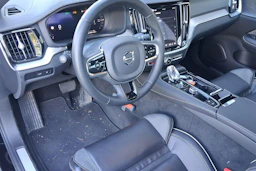 musta Volvo S60 2023 kuva 3.