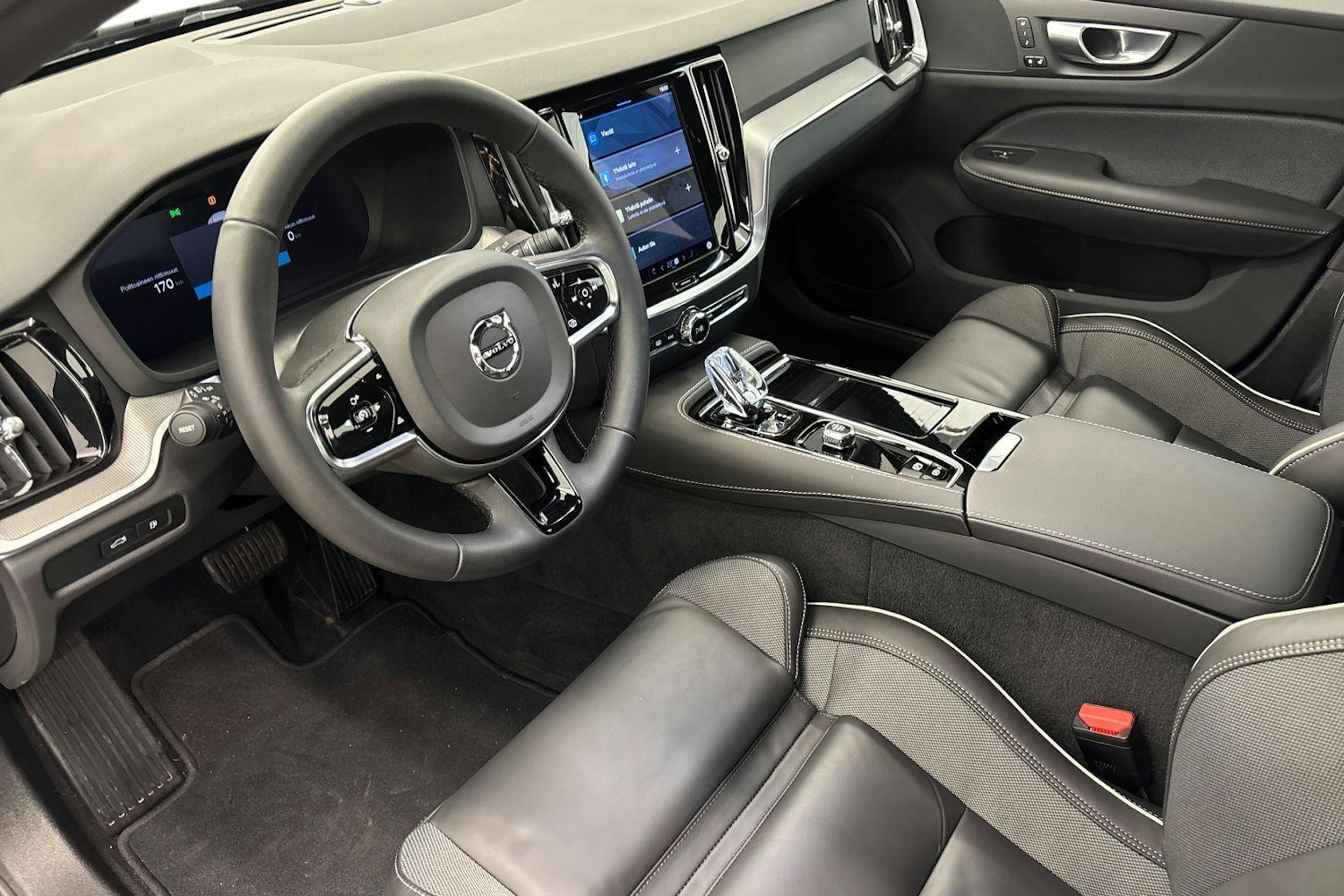 met. harmaa Volvo S60 2024 kuva 7.