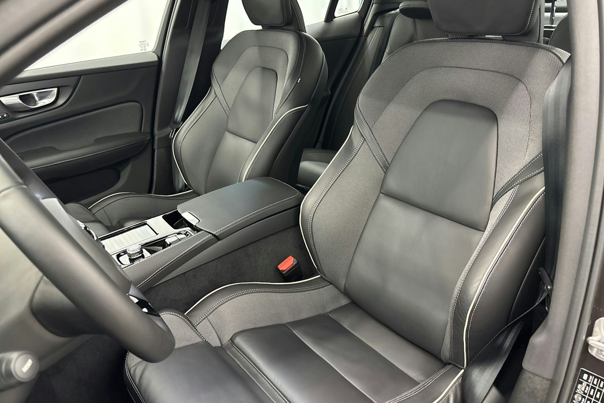 met. harmaa Volvo S60 2024 kuva 14.