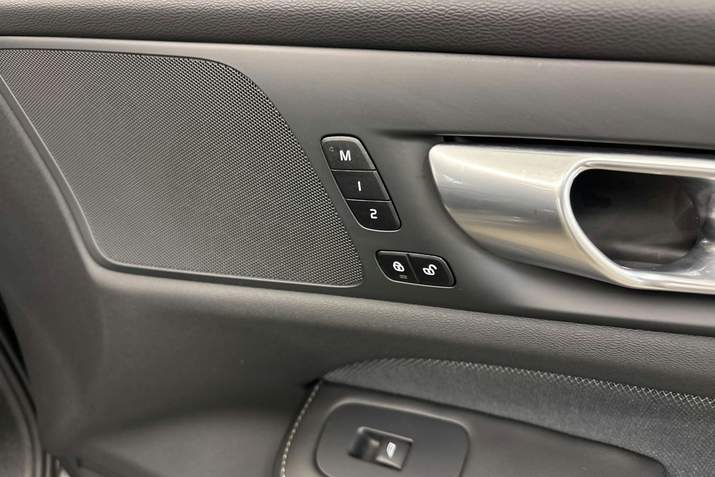 met. harmaa Volvo S60 2024 kuva 17.