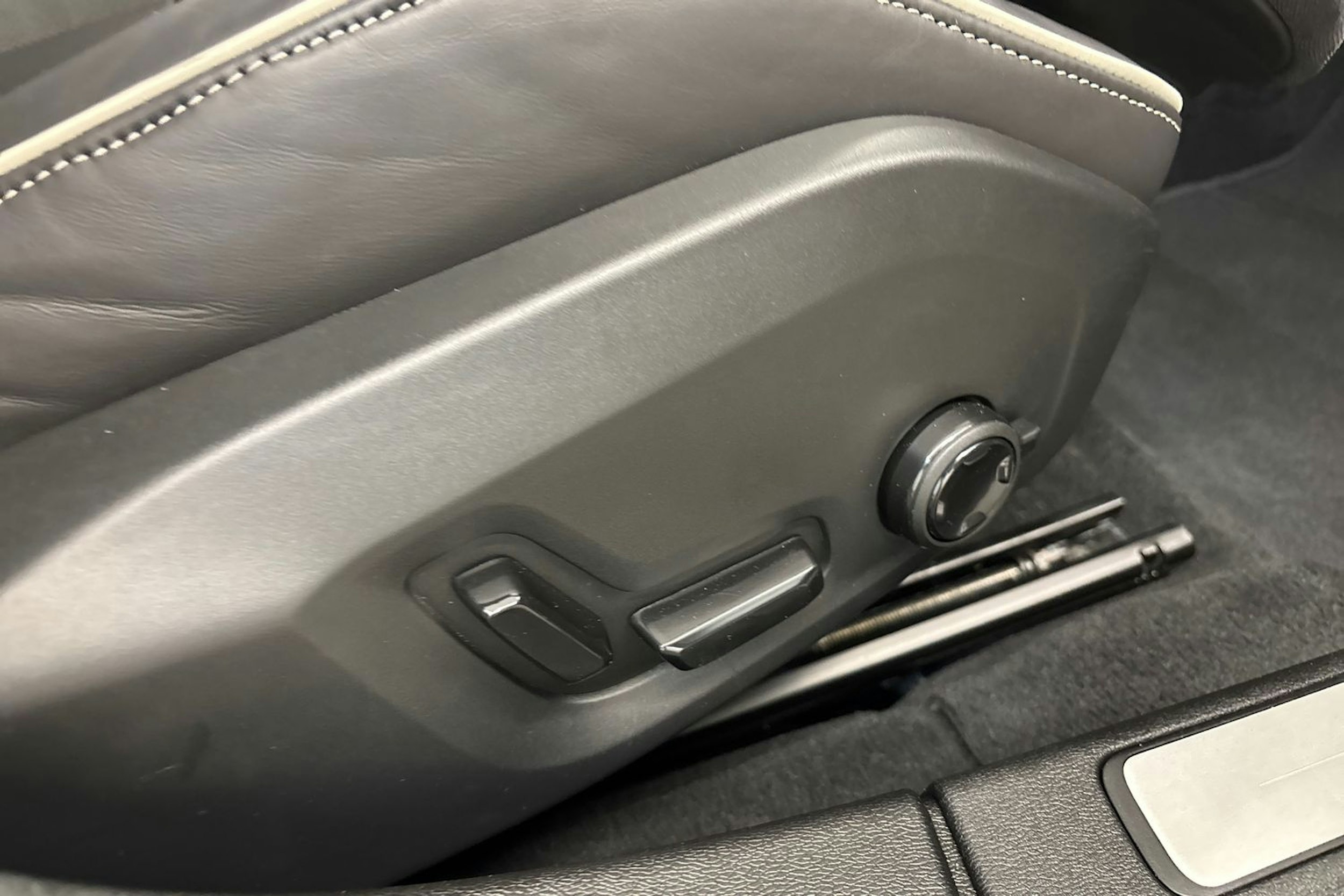 met. harmaa Volvo S60 2024 kuva 18.