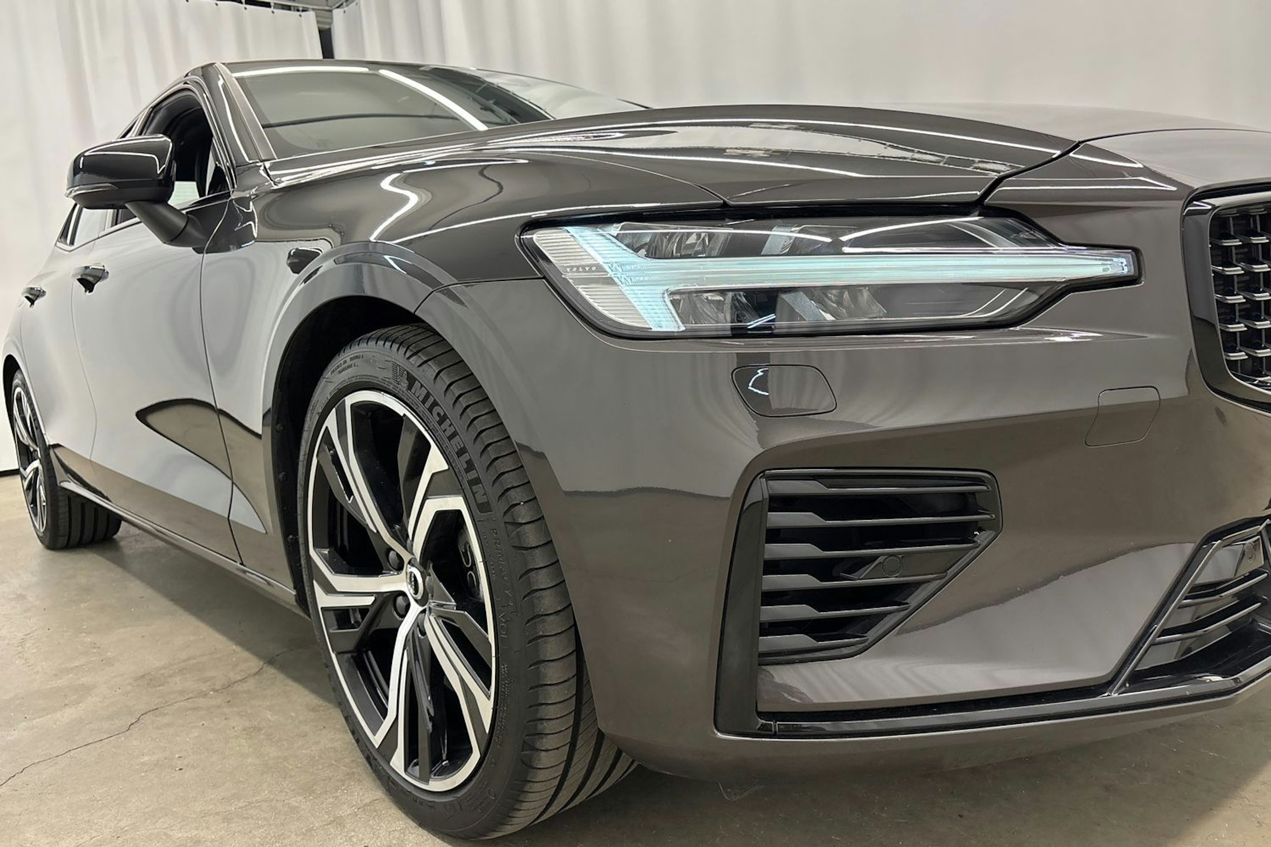 met. harmaa Volvo S60 2024 kuva 39.