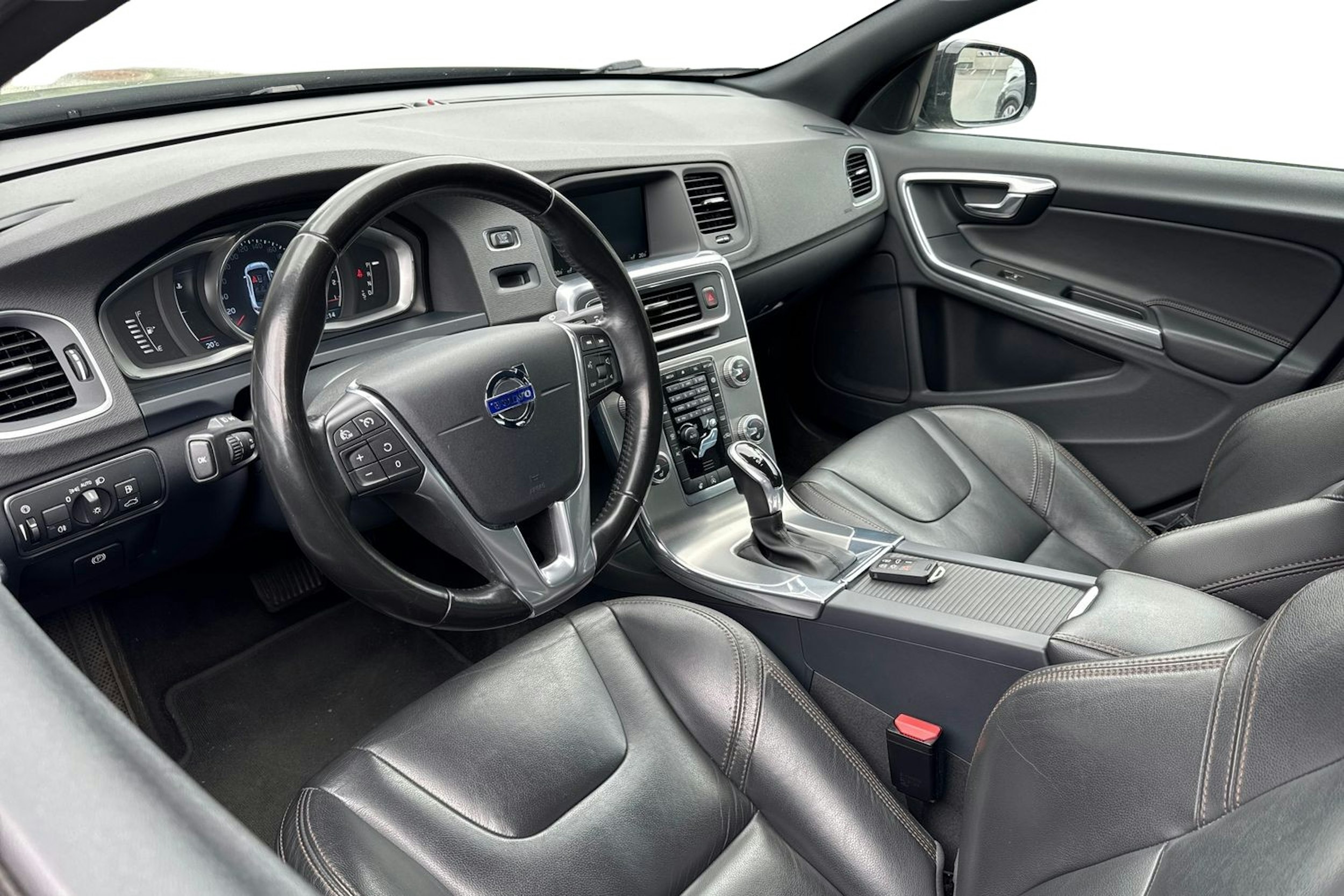 musta Volvo S60 Cross Country 2016 kuva 3.