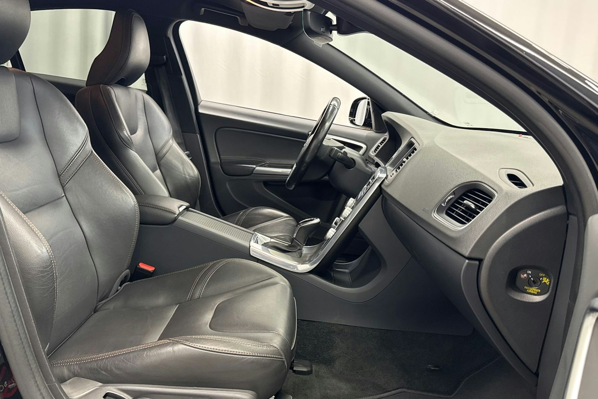 musta Volvo S60 Cross Country 2016 kuva 10.