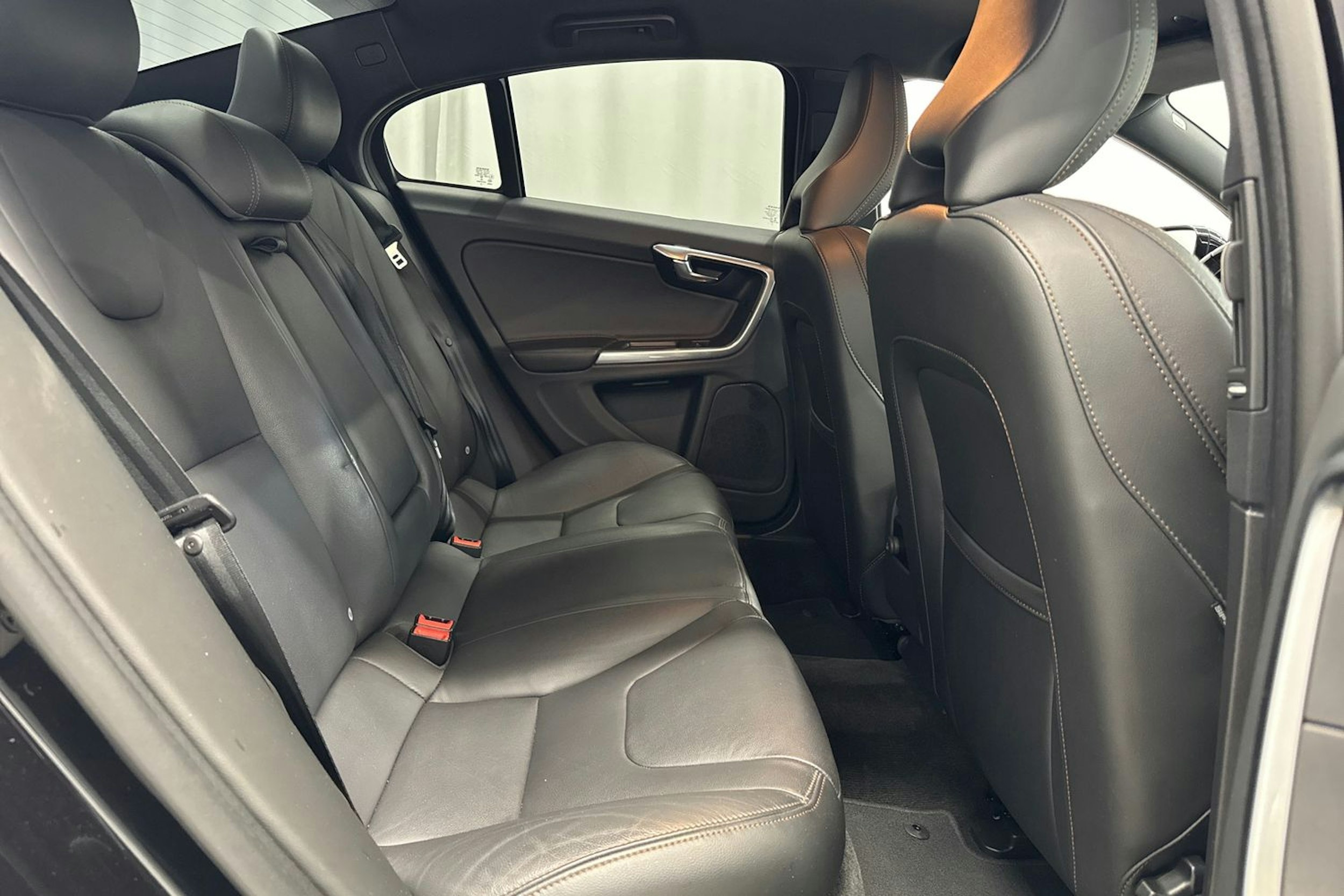 musta Volvo S60 Cross Country 2016 kuva 11.